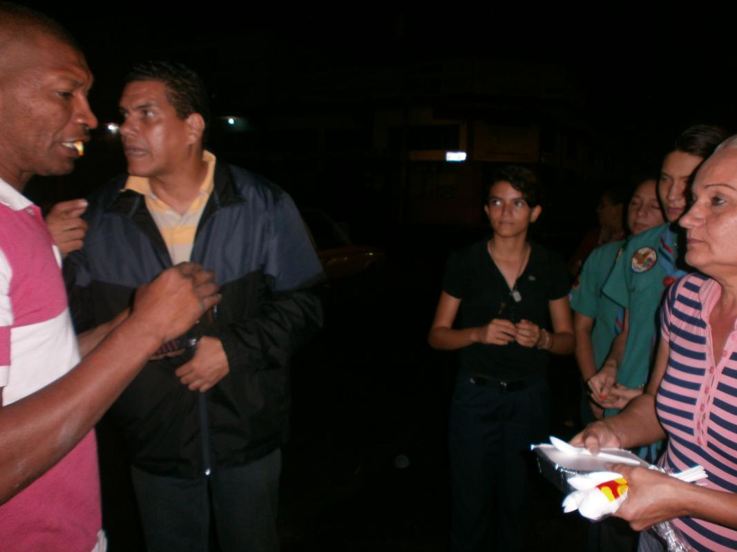 Dirigentes del GS Paraguana ayudando a los mas necesitados.