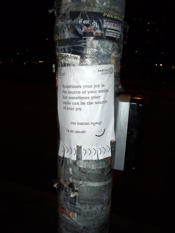 Turkulaiset partiolaiset jakavat hyvää mieltä kaupungilla (Scouts from Turku share smile)