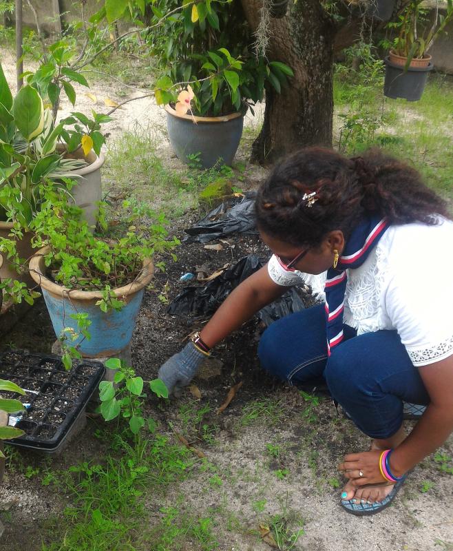 Program Khidmat Komuniti Gotong-Royong Membersihkan Kawasan Rumah Komuniti