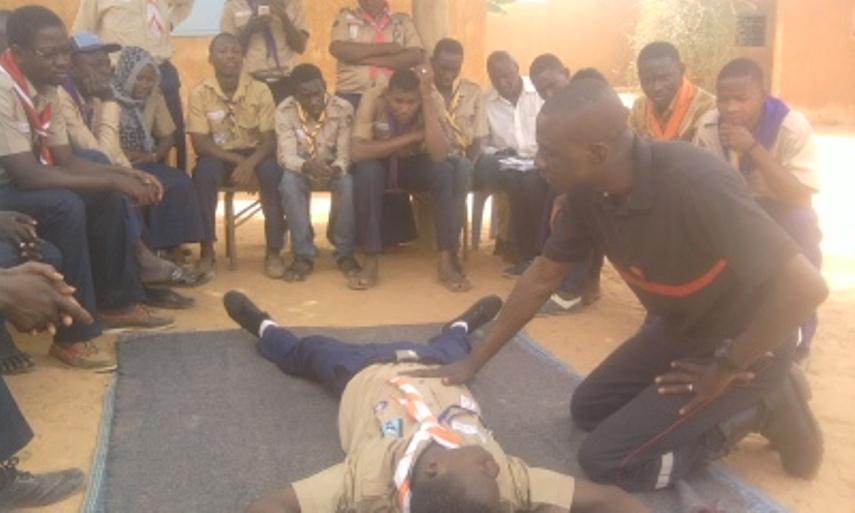 formation en secourisme des scouts au centre scout de Niamey (MOP NIGER)