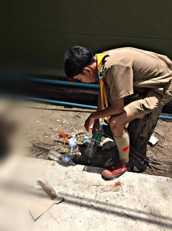 เก็บกองขยะข้างห้องนำ้ 