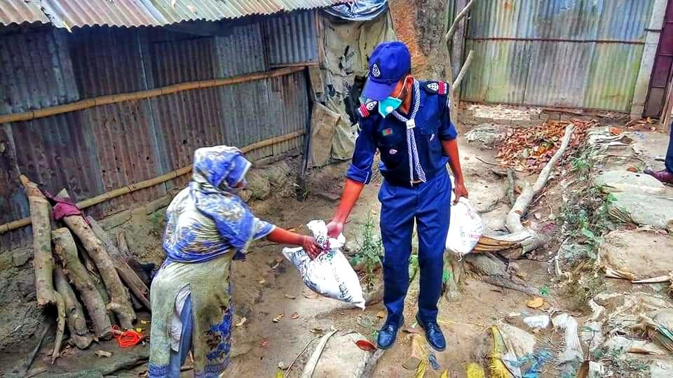 করোনা মহামারীর মাঝে ঘরে ঘরে পোঁছে হল ত্রাণ সামগ্রী