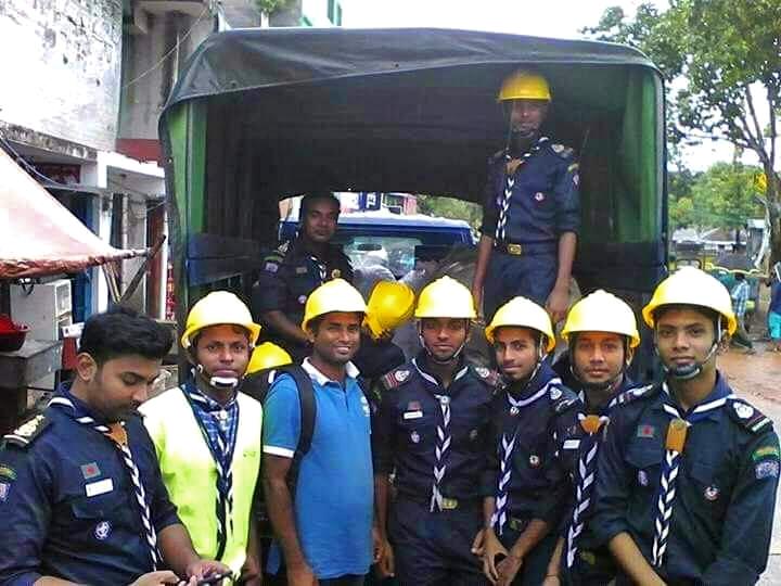 পাহাড় ধ্বসে রাস্তায় পড়ায় রাস্তাঘাট সচল করার অভিযান