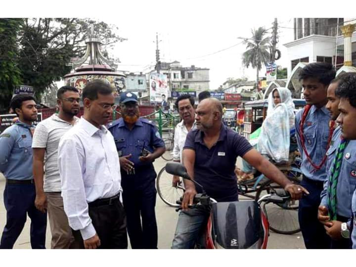 Helping Traffic Polices on " Traffic Week ". (2019)