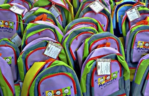 Donando mochilas