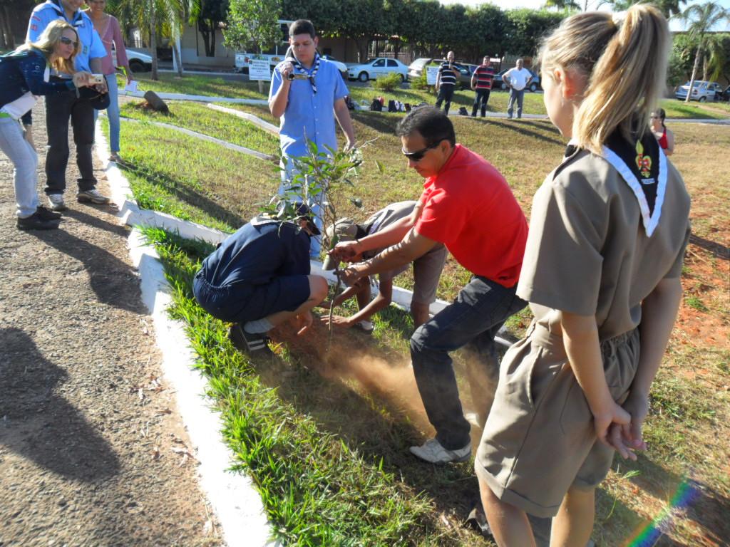 RECUPERAÇÃO DE JARDINS E PRAÇAS EM ESCOLAS E BAIRROS 