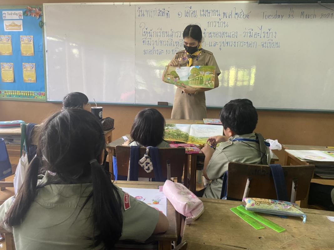 จิตอาสา เล่านิทานให้นักเรียนฟัง