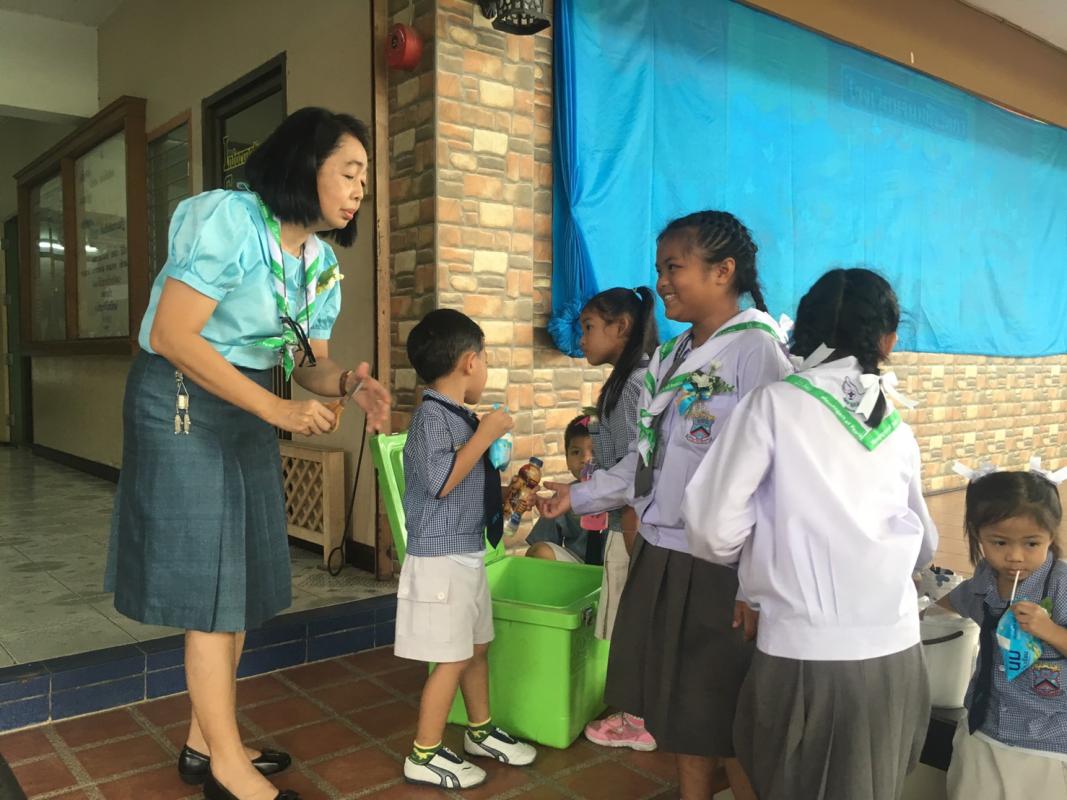 จิตอาสาแจกนมให้นักเรียน