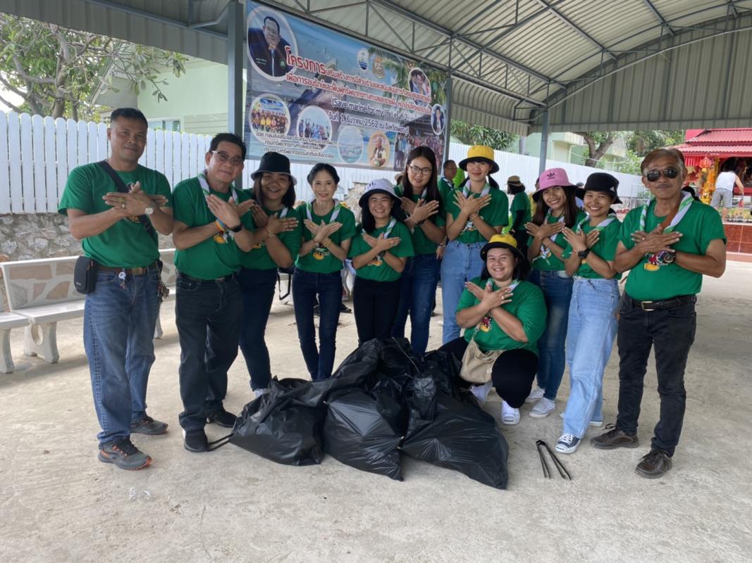 เก็บขยะริมทะเล