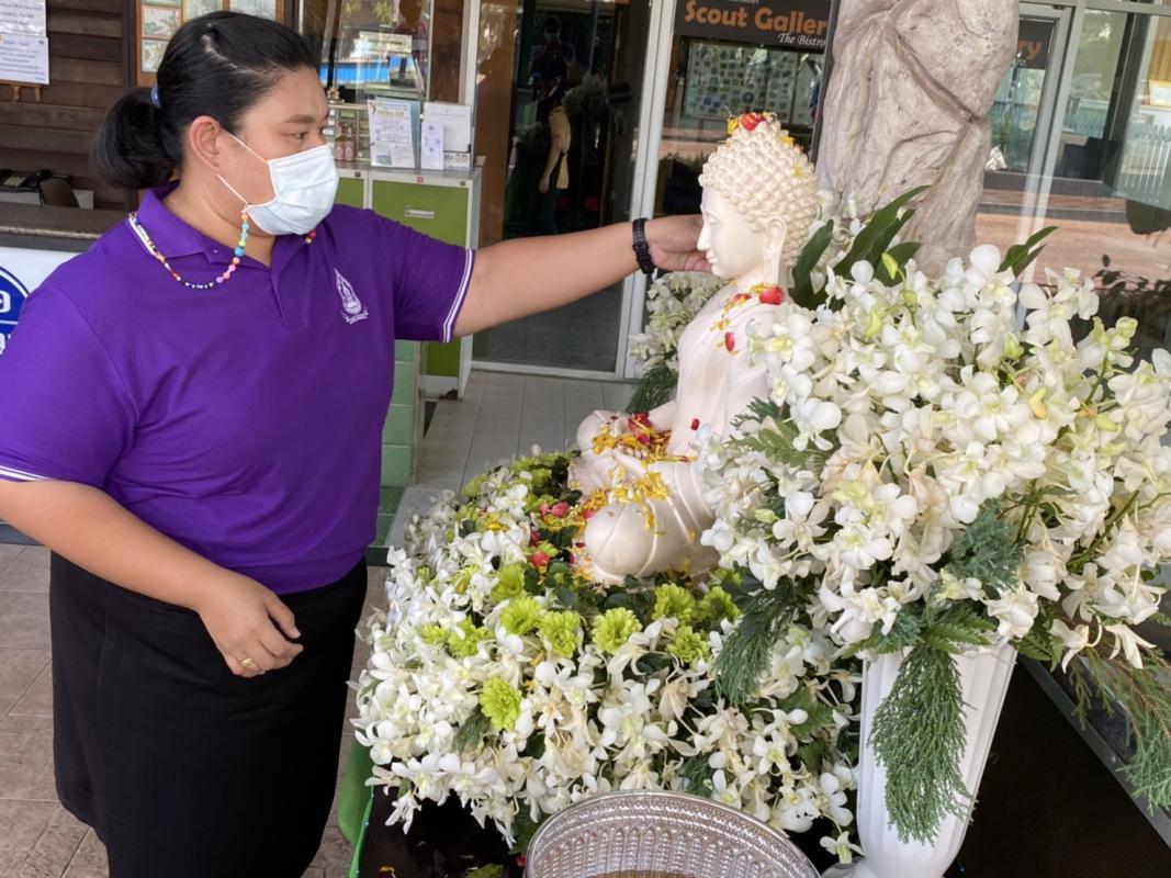Sprinkle water onto a Buddha image
