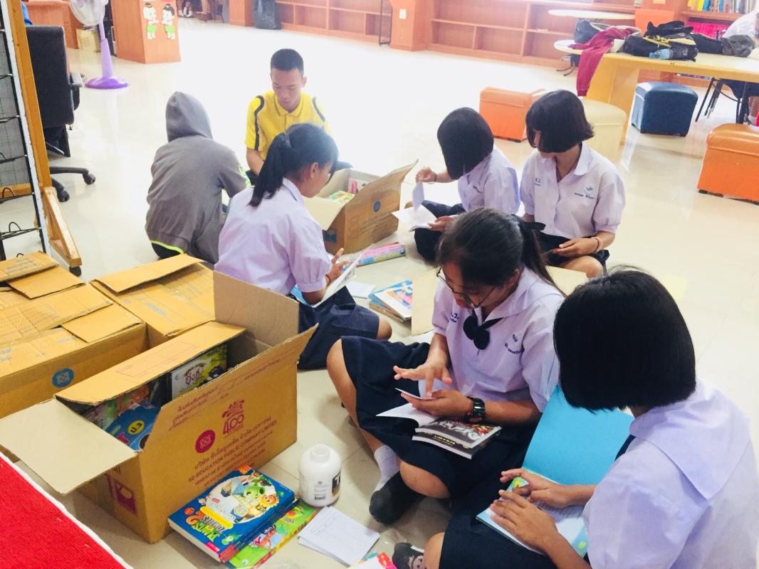 คัดแยกหนังสือออกเป็นหมวดหมู่ 