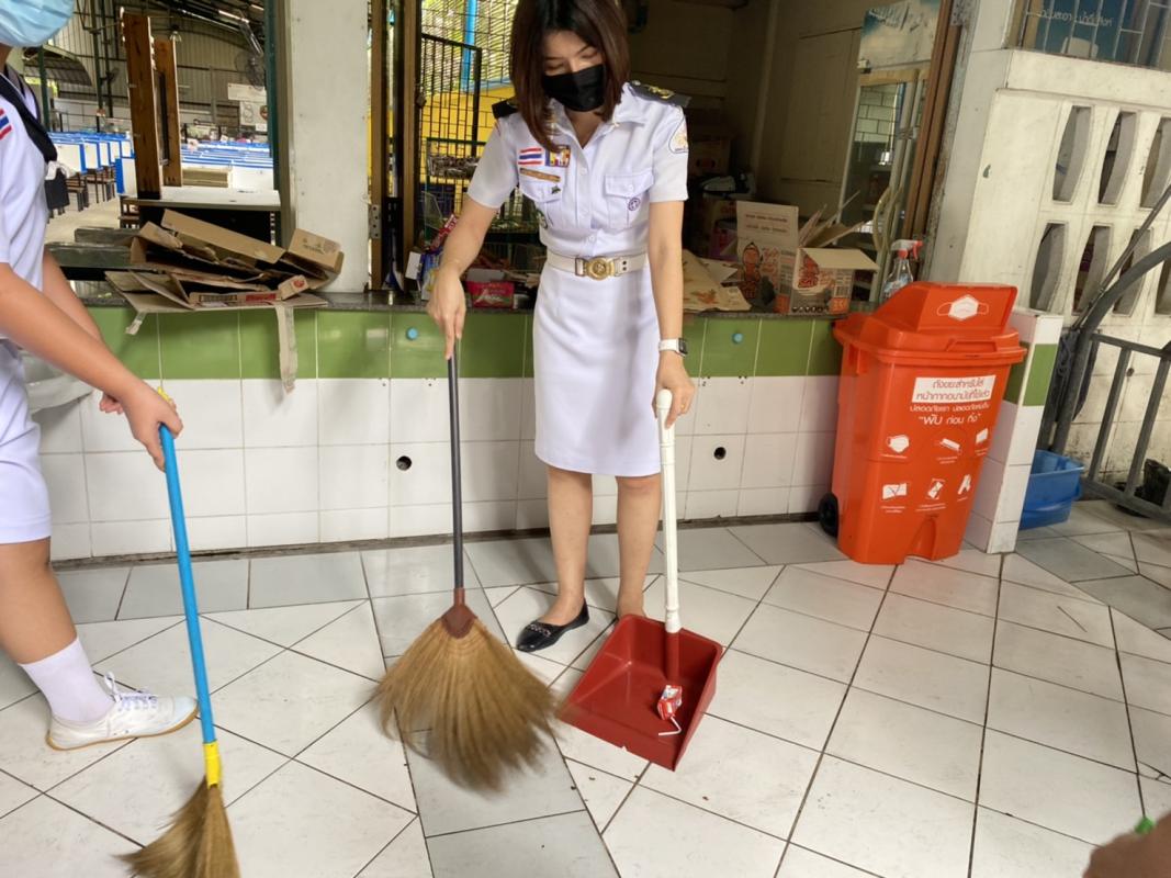 กวาดขยะบริเวณโรงอาหาร