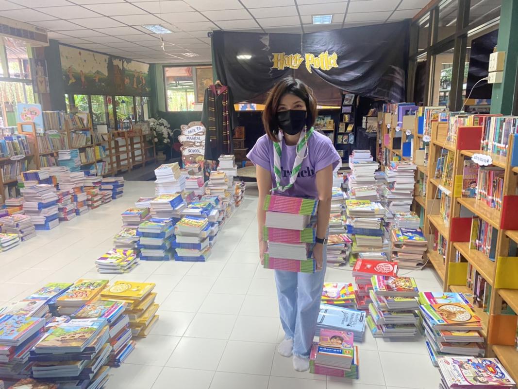 จิตอาสา จัดเตรียมหนังสือเรียนพร้อมจำหน่าย