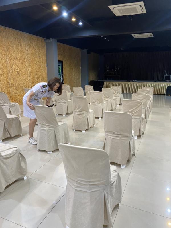 จิตอาสา จัดเก้าอี้ในที่ประชุม