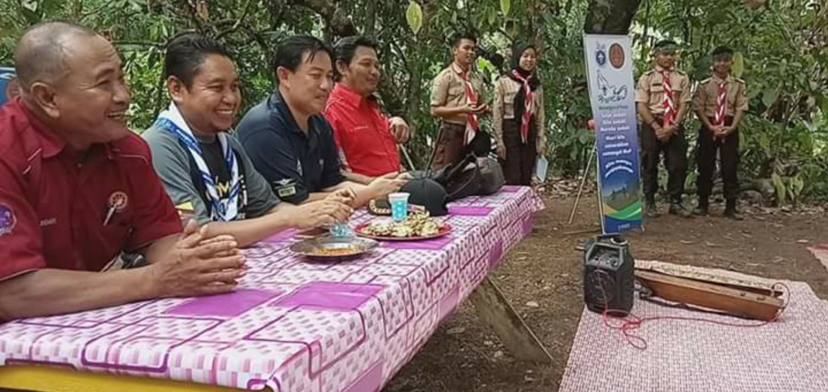 Momen perdana pertemuan ramah tamah Kontingen Pelatih Gerakan Pramuka Kalimantan Barat dengan Kordinator MoP Sarawak Malaysia di Eco Camp Pramuka Sajingan Besar 