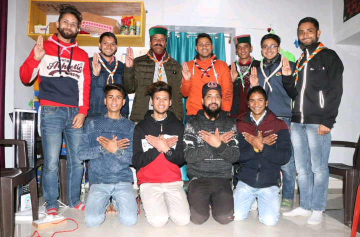 crew meeting snow land Rover Rover's open crew