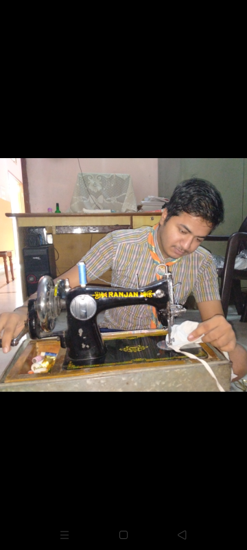 कोरोना वाइरस महामारी में लोगों के लिए मास्क बनाते हुए।