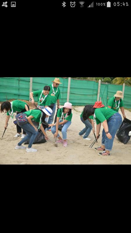 จิตอาสาเก็บขยะชายหาด