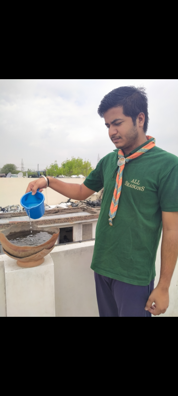 पक्षी पक्षियों के लिए परिंडा एवं चुगा डाला गया