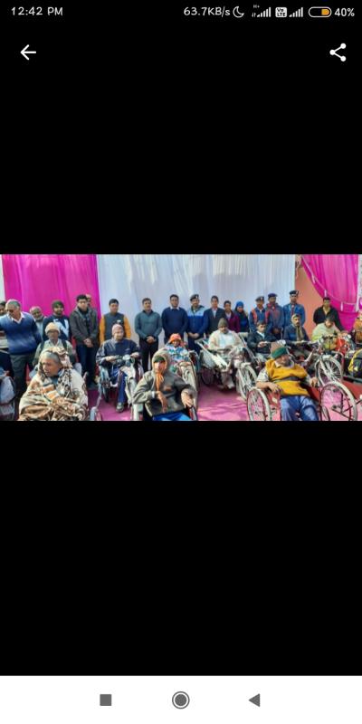 दिव्यांग जनो को उपकरण और ट्रायसाइकिल बांटी 