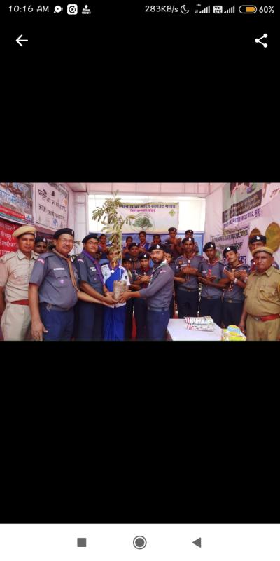 पौधे वितरण किये गए ।