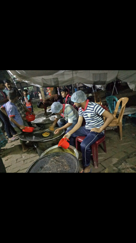 কাব স্কাউটদের খাদ্য বিতরণ 