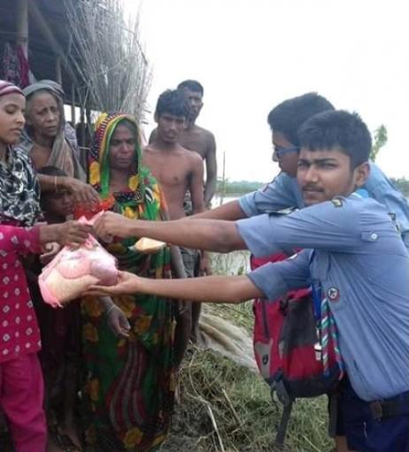 বন্যায় ত্রাণ বিতরণ।

