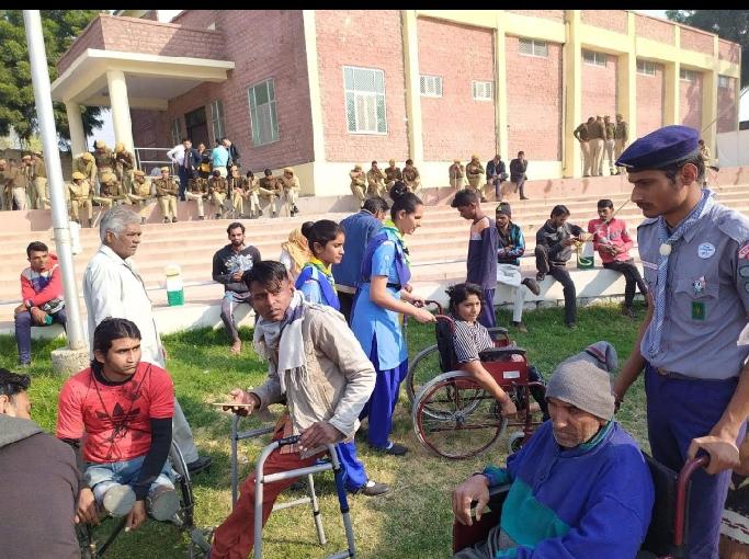 योग्यजनों को उपकरण वितरण हेतु सेवा....!!