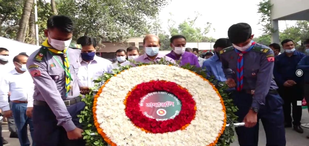 বঙ্গবন্ধুর প্রতিকৃতিতে পুষ্পস্তবক অর্পণ করে শ্রদ্ধা জানান রাজশাহী বিভাগীয় কমিশনার ড. মো. হুমায়ুন কবীর ।