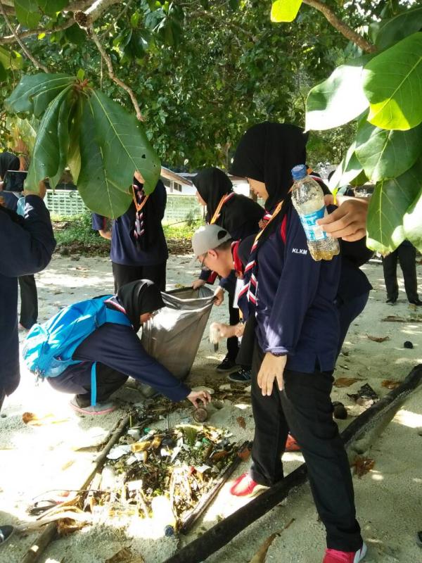 merdeka walk and clean the world