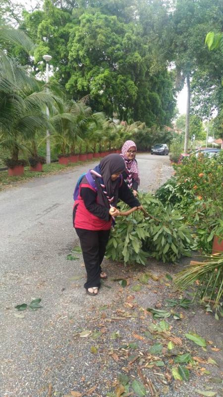 GOTONG-ROYONG MEMBERSIHKAN KAWASAN DESASISWA YANG TERJEJAS AKIBAT BANJIR