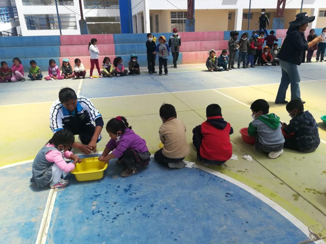 Capacitación sobre el lavado de manos en la Unidad Educativa Bolivar 2
