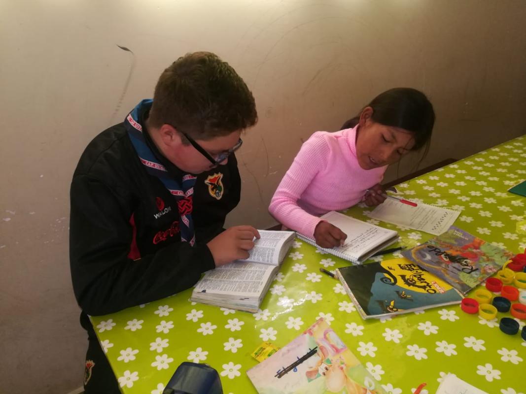 enseñando a nuestros hermanitos pequeños del "Centro de Niños Gracias"