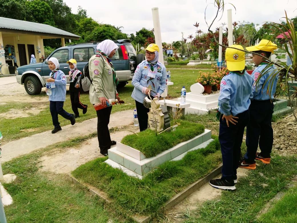 KERJA KHIDMAT MASYARAKAT – MEMBERSIHKAN PEKUBURAN ORANG-ORANG ISLAM KAMPONG PULAIE