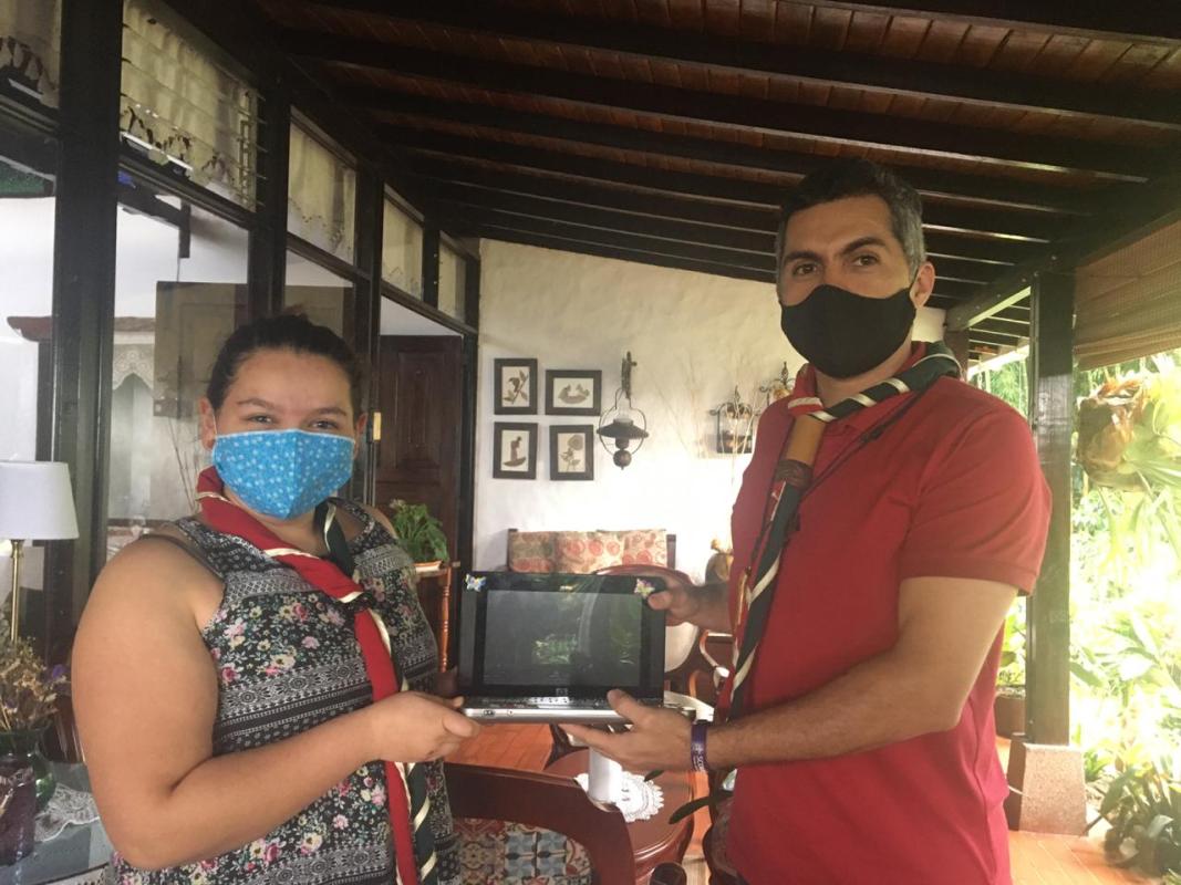 una familia un computador