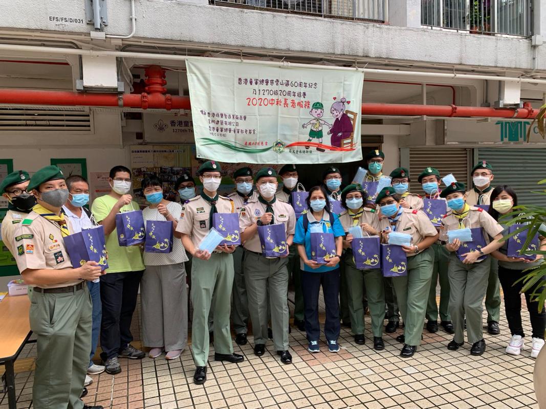 Give gifts to the elderly on Mid-Autumn Festival