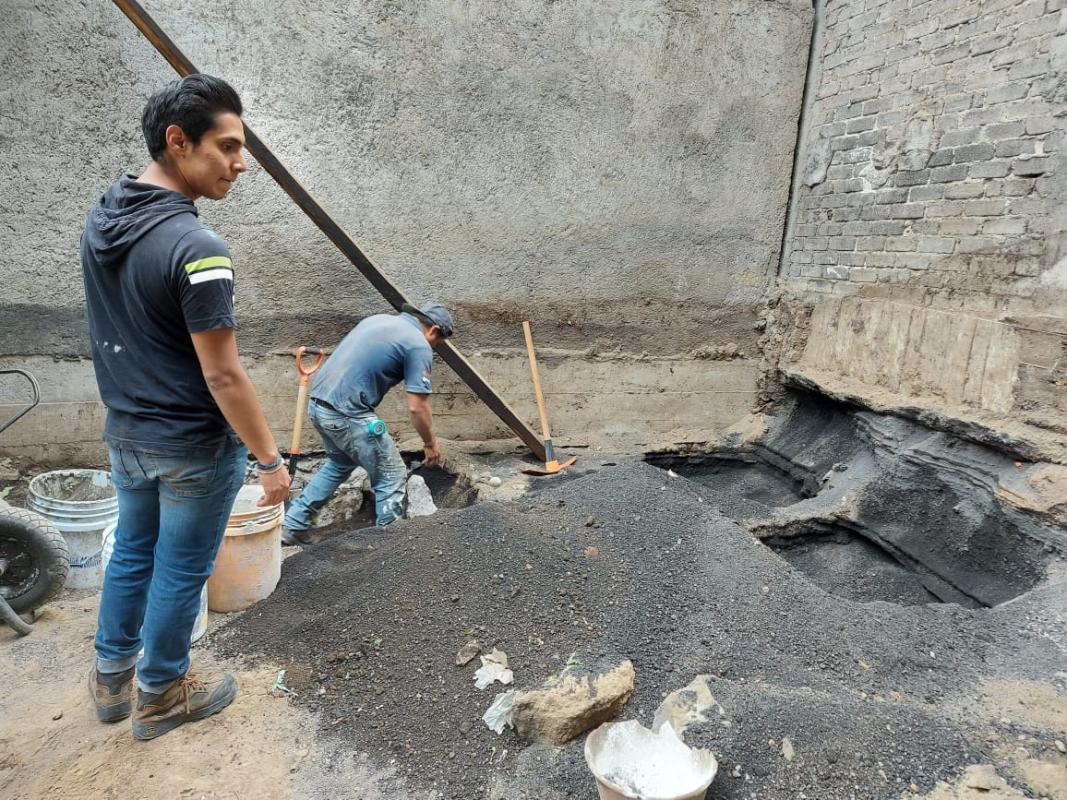 "Trabajo de un arquitecto en la obra y el despacho"