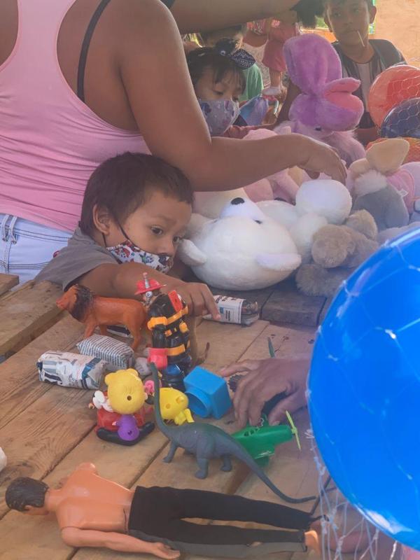 Aqui se puede ver a los niños escogiendo su juguete :D