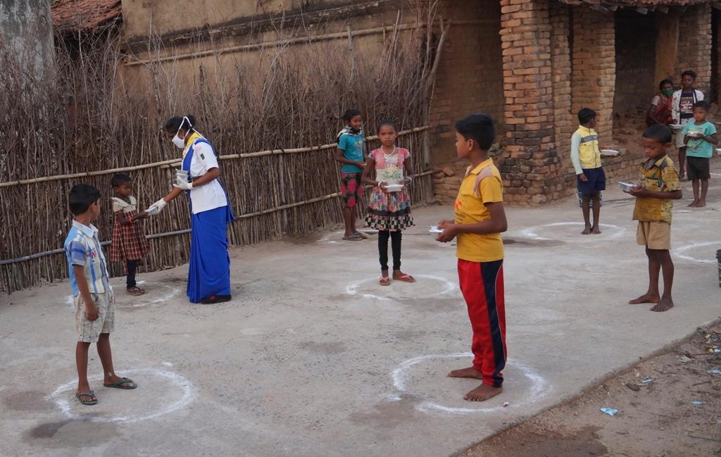 Cooked food packets distributed at Kharla village of Bargaon Block, Sundaragrh