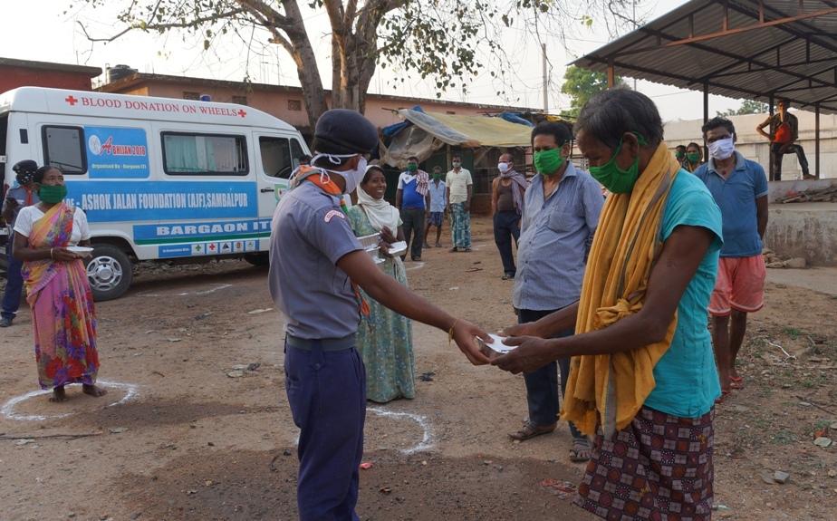 Cooked food packets distributed at Jarangloi Basti of Bargaon Block, Dist. Sundaragrh, Odisha