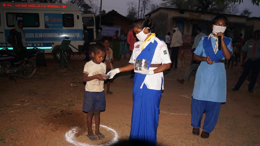 Cooked food packets distribution at Sadakpada of Lakraghara village, Block-Bargaon