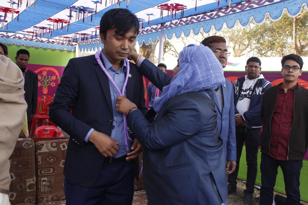 অতিথিকে স্কার্ফ পড়ানো 