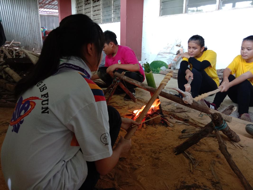 membantu membuat aktiviti masakan rimba pengakap daerah sibu