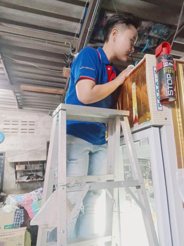 ช่วยร้านค้าดูตู้แช่สินค้าเพราะมอเตอร์ความเย็นเสีย