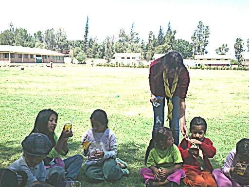 Ayudando a los niños :)