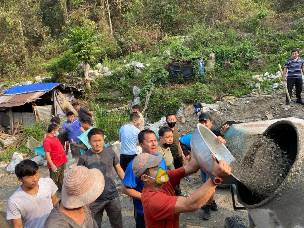 Labor help in ongoing construction of Guru's resident