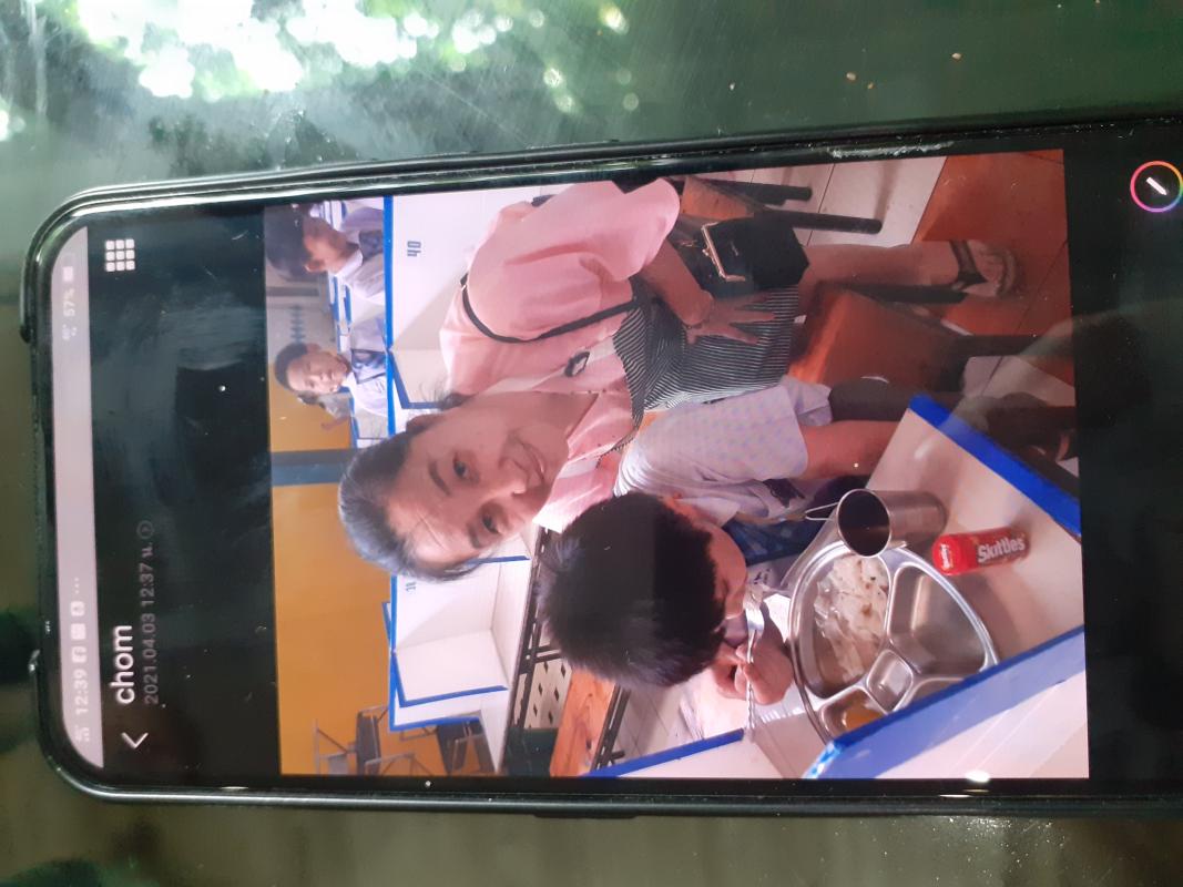 ป้อนอาหารให้นักเรียนพักกลางวัน