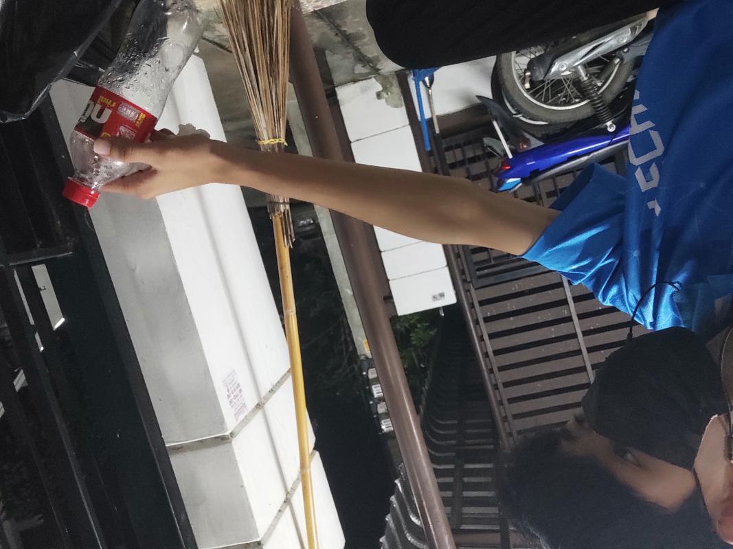 ทิ้งขยะลงถุงดำ