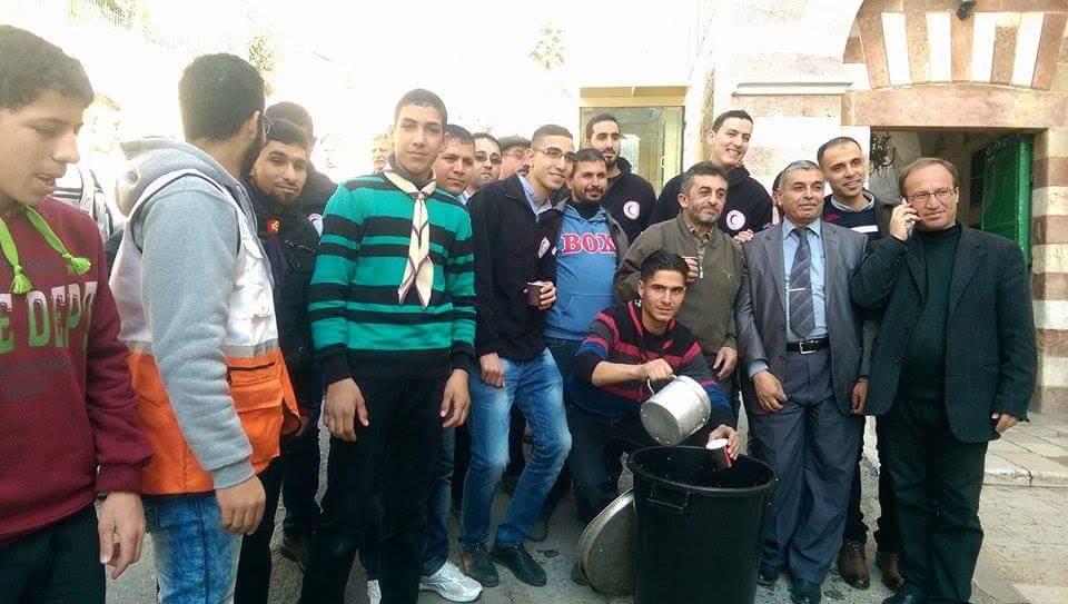 مجموعة خليل الرحمن الكشفية تساعد في توزيع الشوربة على ابواب المسجد الإبراهيمي 