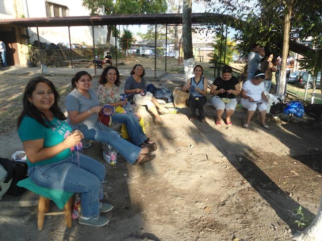 Tejer gorros para niños y adultos con cáncer